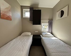 Slaapkamer met twee bedden in Chalet in Hindeloopen, rustgevende sfeer, Friesland.