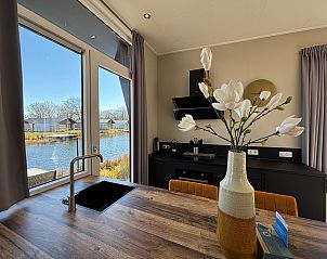 Keuken met uitzicht op natuur in Chalet in Hindeloopen, Friesland.