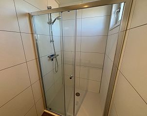 Moderne douche in Chalet in Hindeloopen, fris en comfortabel, Friesland.