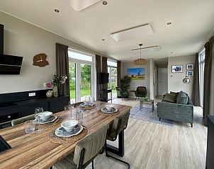 Eetruimte en woonkamer in Chalet in Hindeloopen, vakantiehuis in Friesland met moderne inrichting.