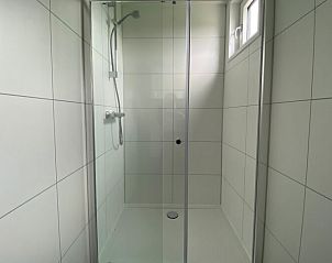 Ruime douche in Chalet in Hindeloopen, vakantieaccommodatie met moderne badkamerfaciliteiten.