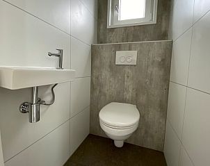 Compact toilet in Chalet in Hindeloopen, vakantiehuis in Friesland met moderne voorzieningen.