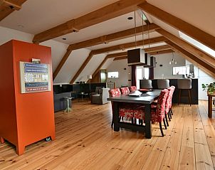 Open leefruimte in Huisje in Bolsward, vakantiehuis in de Friese elfsteden, biedt comfort en stijl.