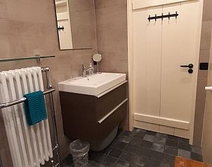 Moderne badkamer in Huisje in Bolsward, vakantiehuis in de Friese elfsteden, met luxe voorzieningen.