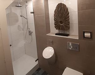 Ruime douche in Huisje in Bolsward, vakantiehuis in Friesland, voor een verfrissende start van de dag.