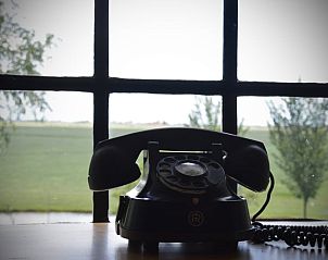 Vintage telefoon met uitzicht op het landschap in Huisje in Bolsward, vakantiehuis in Friesland.