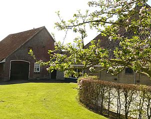 Groene omgeving bij Huisje in Bolsward, vakantiehuis in de Friese elfsteden, met bloeiende bomen.