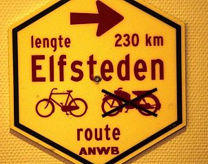Elfstedenroute bord in Huisje in Bolsward, vakantiehuis in Friesland, perfect voor fietsavonturen.