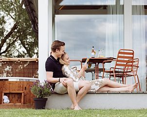 Ontspannen op het terras van Vakantiehuis in Dokkum, perfect voor koppels.