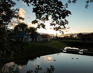Prachtig uitzicht op de omgeving van Vakantiehuis in Dokkum bij zonsondergang.