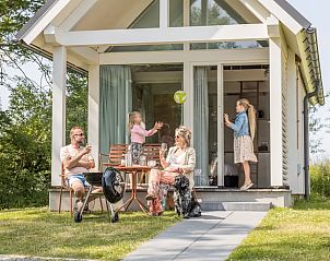 Familie geniet op het terras van Vakantiehuis in Dokkum, Friesland.