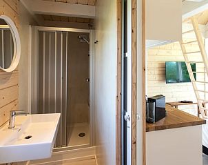 Moderne badkamer in Vakantiehuis in Dokkum, compleet met douche.