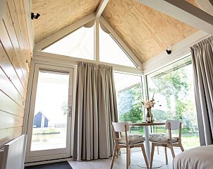 Licht en ruim interieur van Vakantiehuis in Dokkum met prachtig uitzicht.