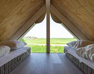 Slaapruimte in de nok van Vakantiehuis in Dokkum met panoramisch uitzicht.