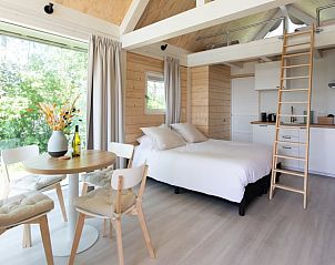 Gezellige woonkamer in Vakantiehuis in Dokkum met veel natuurlijk licht.