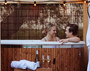 Romantische avond in een hot tub bij Vakantiehuis in Dokkum.