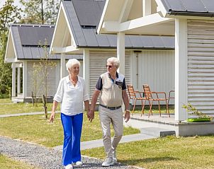 Stel wandelt hand in hand bij Vakantiehuis in Dokkum, Friesland.