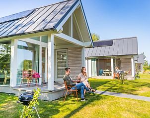 Zonnig terras bij Vakantiehuis in Dokkum, ideaal voor ontspanning.