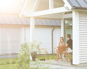 Zonovergoten terras bij Vakantiehuis in Dokkum, ideaal voor ontbijt.