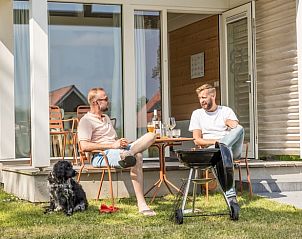 Gezellig barbecuen op het terras van Vakantiehuis in Dokkum.