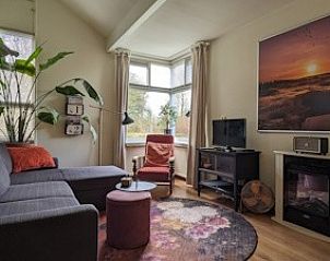 Gezellige woonkamer in B&B Slaap Lekker, Dokkum met comfortabele zithoek en sfeervolle decoratie, ideaal voor ontspanning in Friesland.