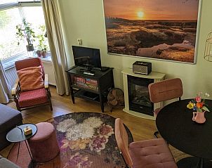 Stijlvolle binnenruimte van B&B Slaap Lekker in Dokkum, Friesland met moderne meubels en een warme sfeer voor een aangenaam verblijf.