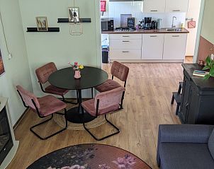 Eetgedeelte en keuken in B&B Slaap Lekker, Dokkum, Friesland. Geniet van een huiselijke sfeer met complete voorzieningen voor een comfortabel verblijf.