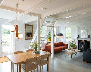 Moderne woonkamer in Huisje in Wlterswld met veel lichtinval.