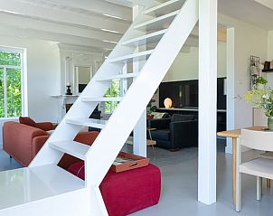 Open trap in het interieur van Huisje in Wlterswld, Friesland.