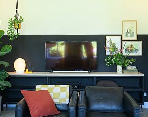 Comfortabele zithoek met TV in Huisje in Wlterswld, Friesland.