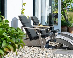 Relaxstoelen op het terras van Huisje in Wlterswld, Friesland.