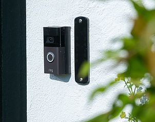 Deurbel met camera bij de ingang van Huisje in Wlterswld, Friesland.