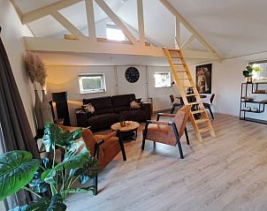 Gezellige binnenruimte van Huisje in Easterlittens met zithoek en open loft in Friesland.