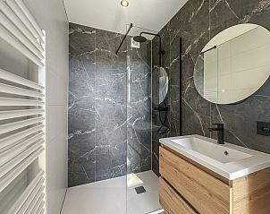 Moderne keuken in de 4-6 persoons wellness lodge op het Friese platteland, Oudehaske.