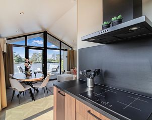 Comfortabele eetkamer in de 4-6 persoons wellness lodge in Oudehaske, omringd door natuur.