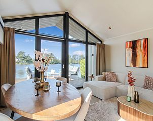 Gezellige zithoek in de 4-6 persoons wellness lodge op het Friese platteland, Oudehaske.