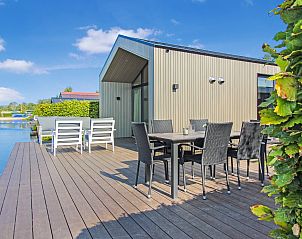 Gezellige woonkamer in vakantiehuis 4-6B1, Oudehaske, met prachtig uitzicht op het Friese platteland.