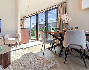 Eetruimte in 4-6 persoons lodge 4-6B1, Oudehaske, met veel natuurlijk licht en uitzicht op de tuin.