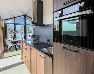 Stijlvolle keuken in vakantiehuis 4-6B1, Oudehaske, Friesland, met moderne apparatuur.