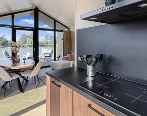 Keuken in 4-6 persoons lodge 4-6B1, Oudehaske, met uitzicht op de eetkamer en het meer.