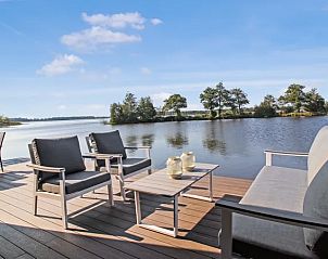 Terras van vakantiehuis 4-6B1, Oudehaske, met comfortabele zitplaatsen en prachtig uitzicht op de natuur.