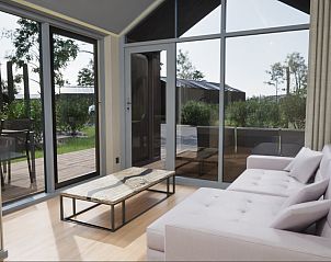 Binnenruimte van vakantiewoning in Oudehaske met uitzicht op het Friese landschap.