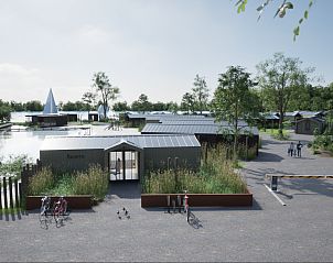 Ingang van vakantiepark in Oudehaske, Friesland, met receptie en fietsenstalling.