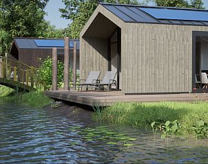 Idyllische vakantiewoning in Oudehaske, Friesland, met houten bruggetje.