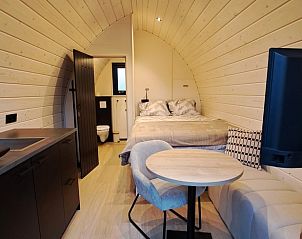 Moderne inrichting van Vakantiehuisje in Easterlittens, comfortabele slaapkamer met keuken, Friesland.