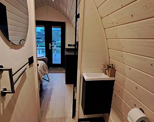 Badkamer van Vakantiehuisje in Easterlittens, moderne voorzieningen en toegang tot terras, Friesland.