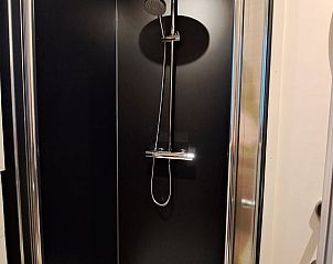 Luxe douche in Vakantiehuisje in Easterlittens, moderne badkamer op het Friese platteland, Friesland.