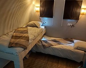 Gezellige slaapkamer in Vakantiehuisje in Easterlittens, perfect voor een ontspannen verblijf in het Friese platteland, Friesland.