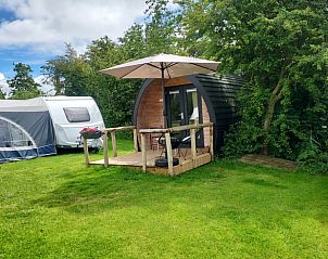 Buitenzicht op Vakantiehuisje in Easterlittens, een charmante accommodatie op het Friese platteland in Friesland.