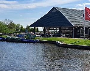 Waterrijke omgeving van Vakantiehuisje in Easterlittens, Friesland, biedt volop recreatiemogelijkheden op het Friese platteland.